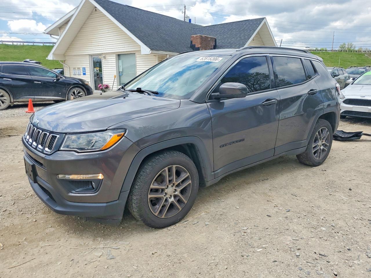 2020 Jeep Compass Latitude, VIN 3C4NJCBB4LT258774 — Front end