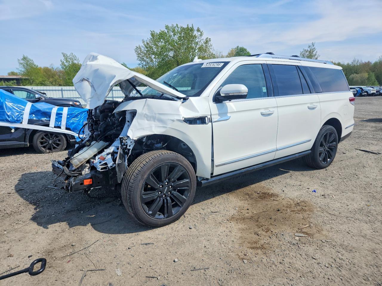 2022 Lincoln Navigator Reserve, VIN 5LMJJ3LT1NEL02599 — Front end