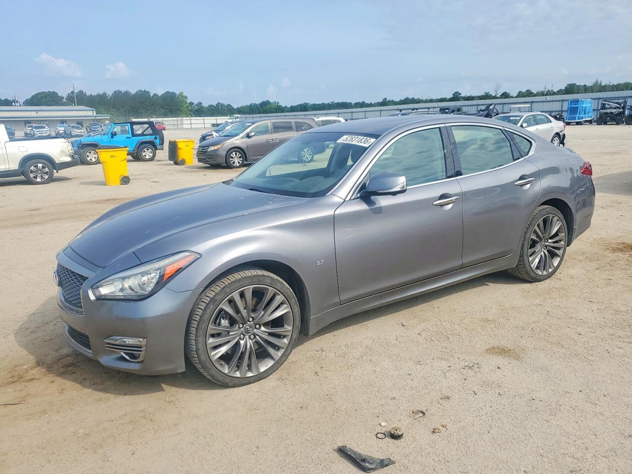 2019 Infiniti Q70 Luxe, VIN JN1BY1AR6KM585685 — Side