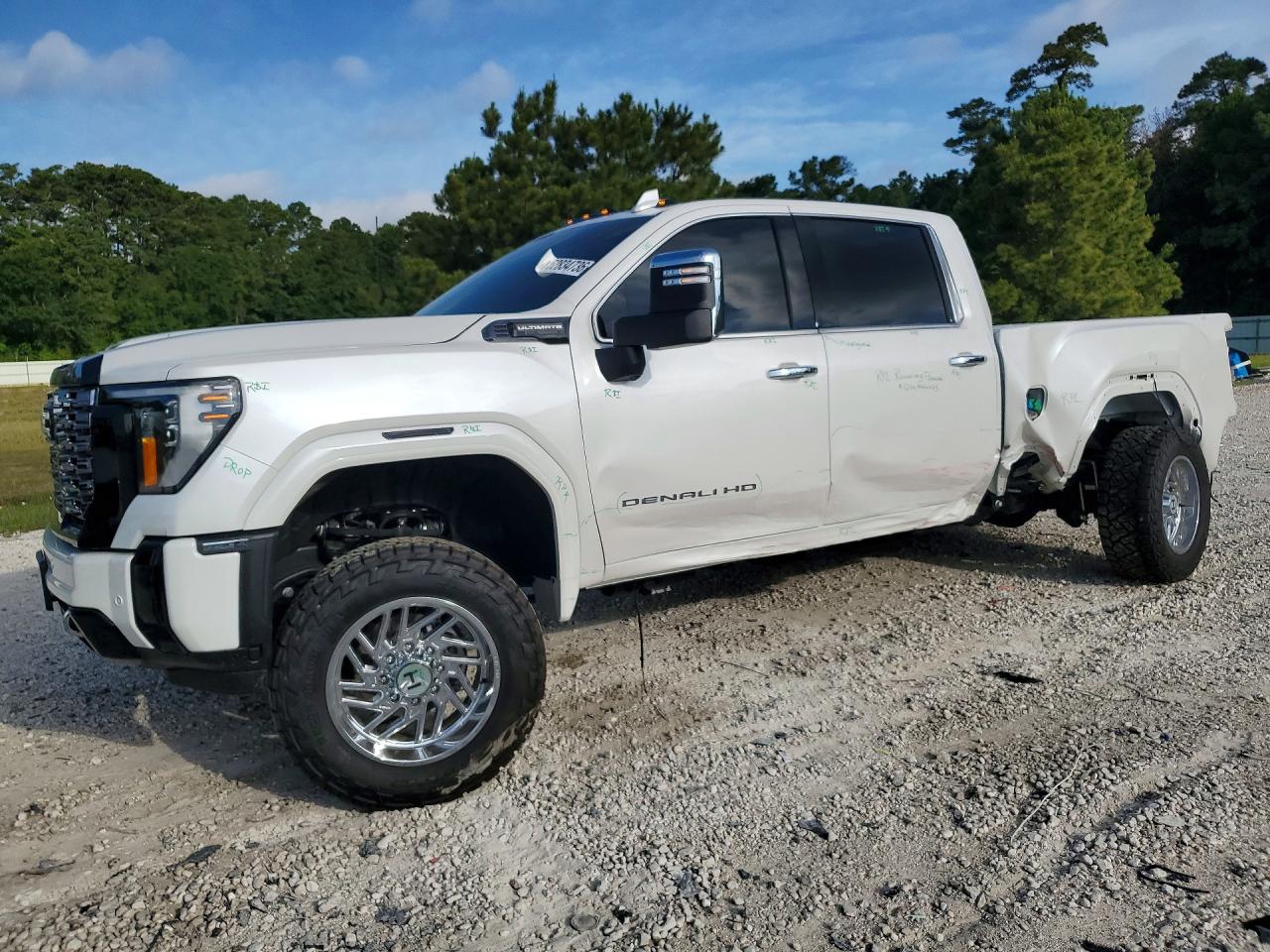 2025 GMC Sierra 2500HD Denali Ultimate, VIN 1GT4UXEYXSF290924 — Side