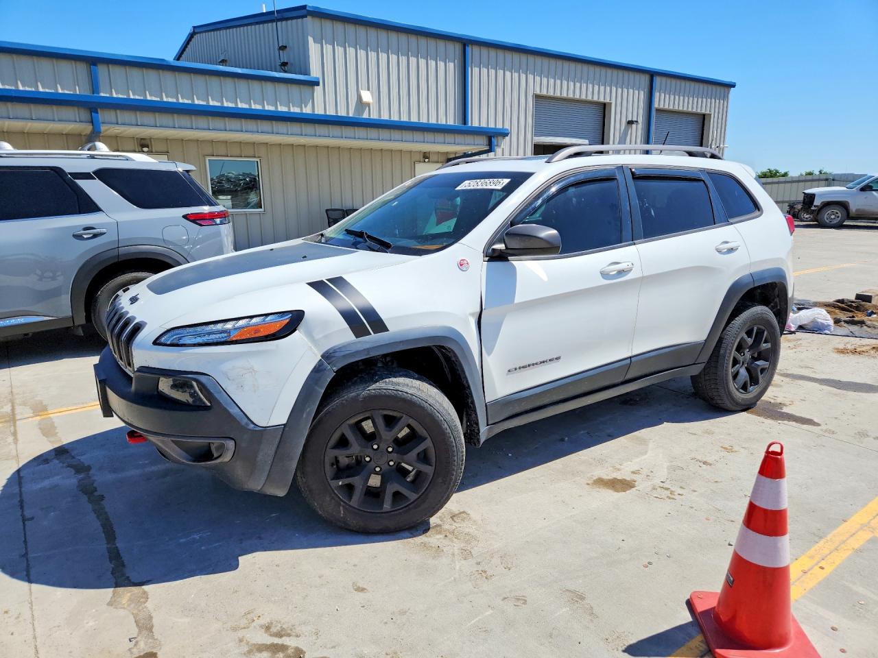 2015 Jeep Cherokee Trailhawk, VIN 1C4PJMBS5FW626201 — Перед