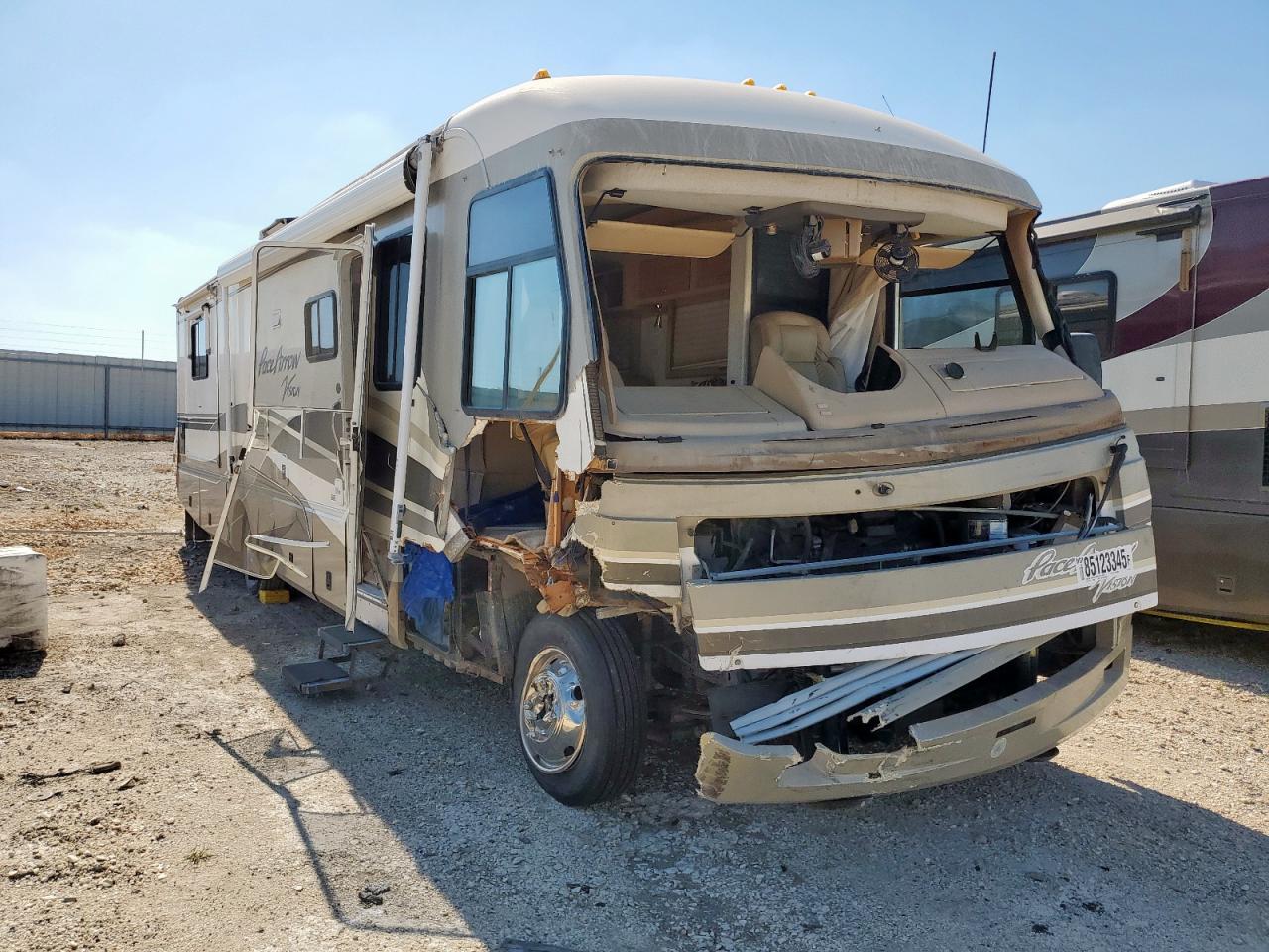 2000 Ford F-550, VIN 3FCNF53S9YJA00314 — Front end