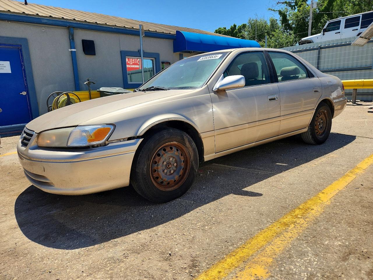 2000 Toyota Camry LE, VIN JT2BG22K2Y0395768 — Front end