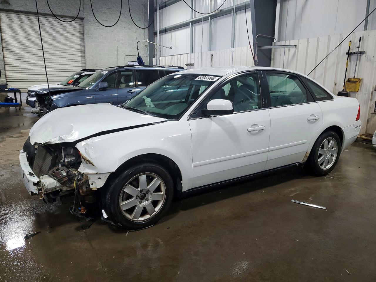 2005 Ford Five Hundred SE, VIN 1FAFP23105G177447 — Front end