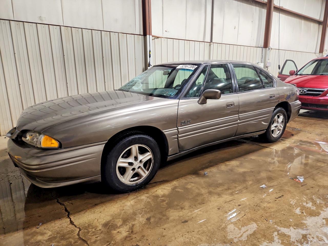 1999 Pontiac Bonneville SE, VIN 1G2HX52K0XH232883 — Front end
