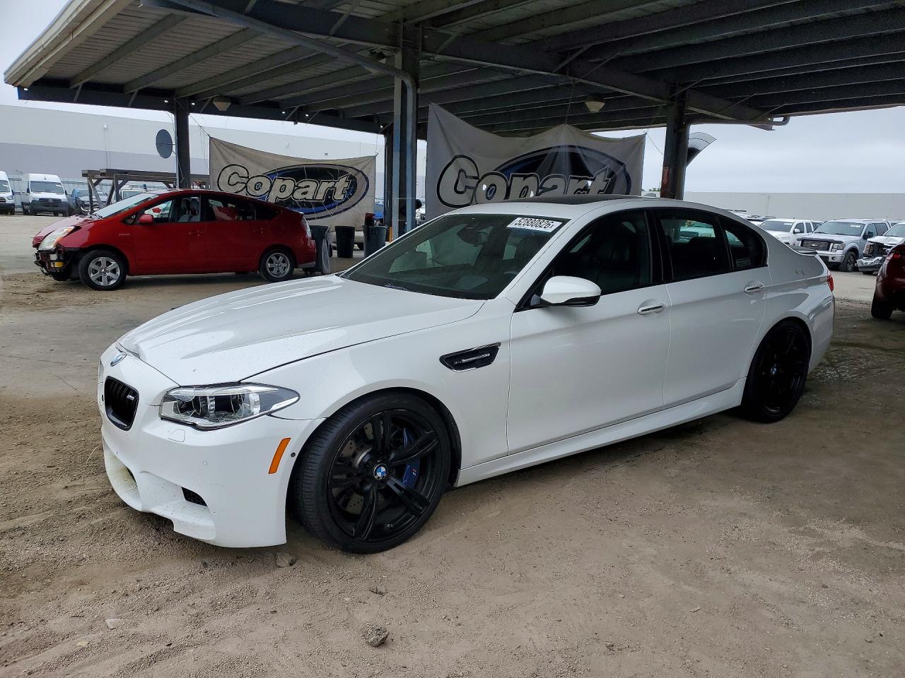2015 BMW M5, VIN WBSFV9C54FD594903 — Днище