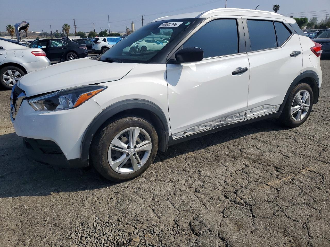 2019 Nissan Kicks S, VIN 3N1CP5CU4KL560715 — Перед