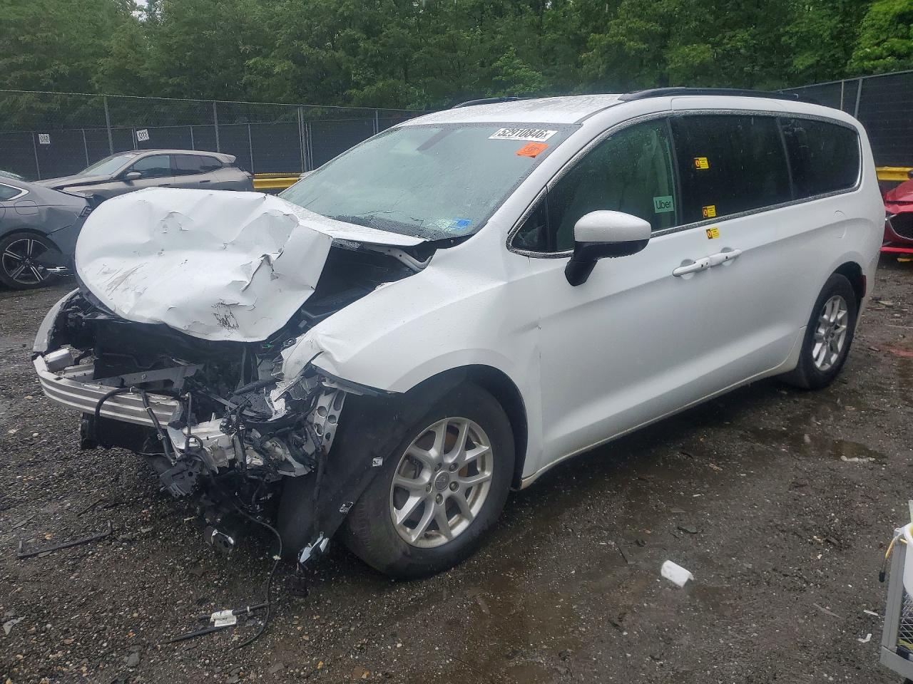 2020 Chrysler Voyager LXi, VIN 2C4RC1DG4LR163594 — Перед