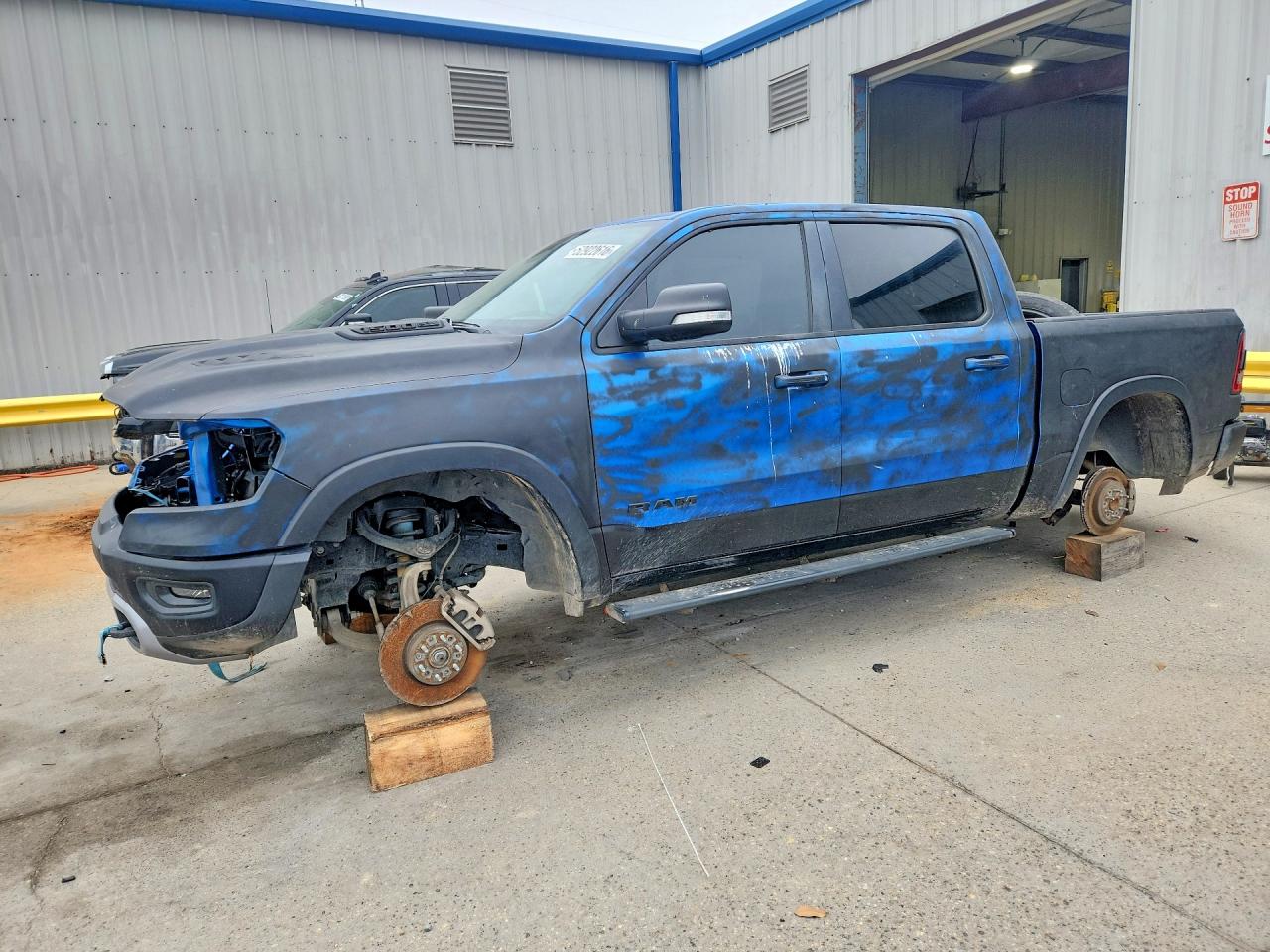 2020 Ram 1500 Rebel, VIN 1C6SRFLT5LN310134 — Вандализм