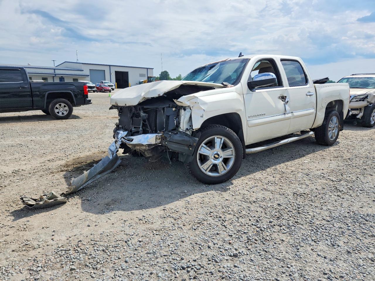 2013 Chevrolet Silverado 1500 LT, VIN 3GCPCSE04DG223492 — Front end