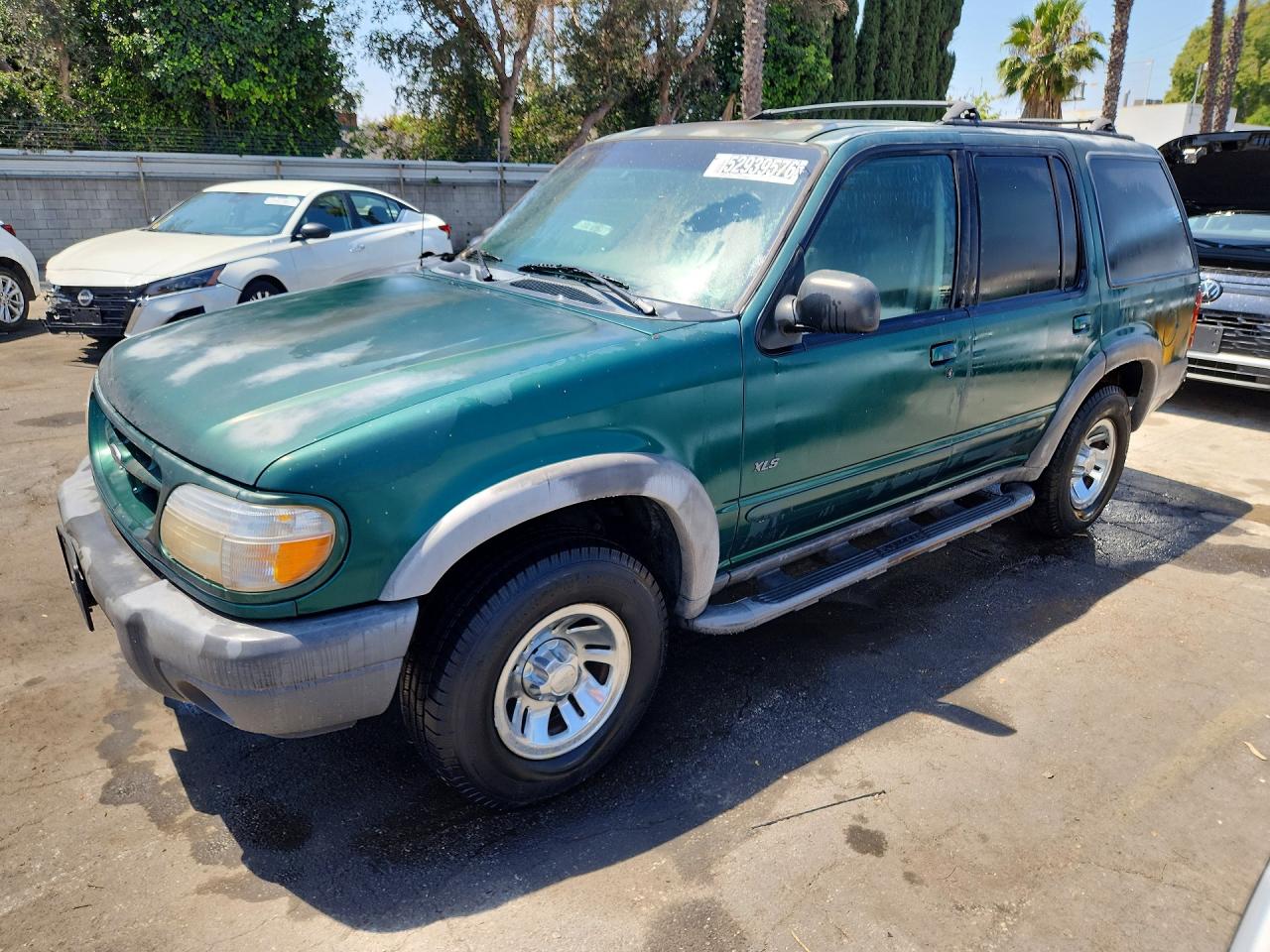 2000 Ford Explorer XLS, VIN 1FMZU62X9YZC31135 — Minor dents and scratches