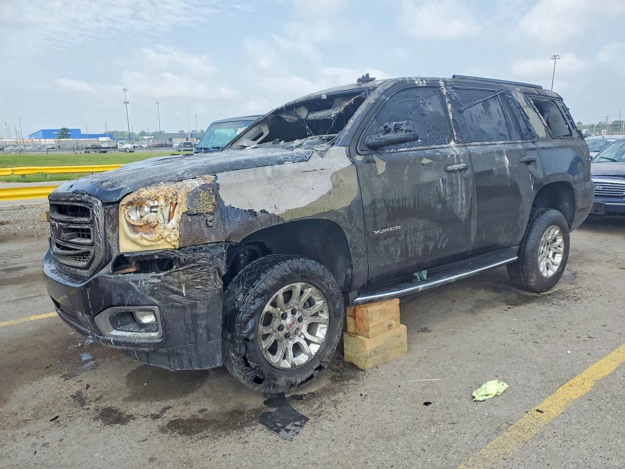 2016 GMC Yukon SLE, VIN 1GKS2AKC6GR470379 — Пожар