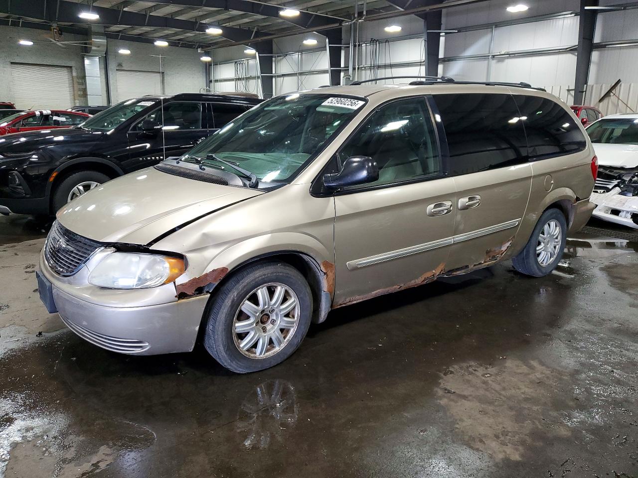 2004 Chrysler Town & Country Touring, VIN 2C4GP54L44R589352 — Front end