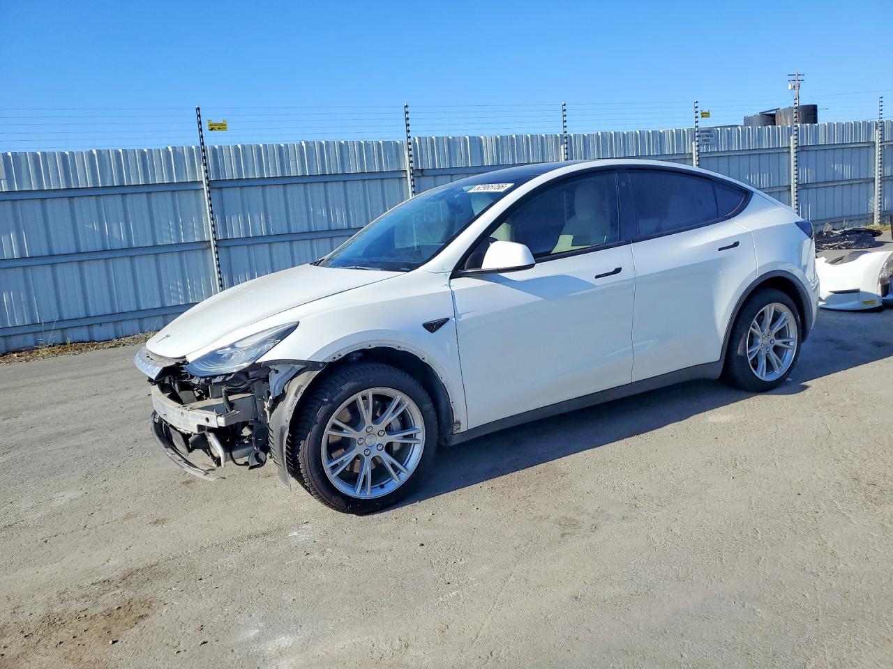2021 Tesla Model Y Long Range, VIN 5YJYGDEE4MF212756 — Front end