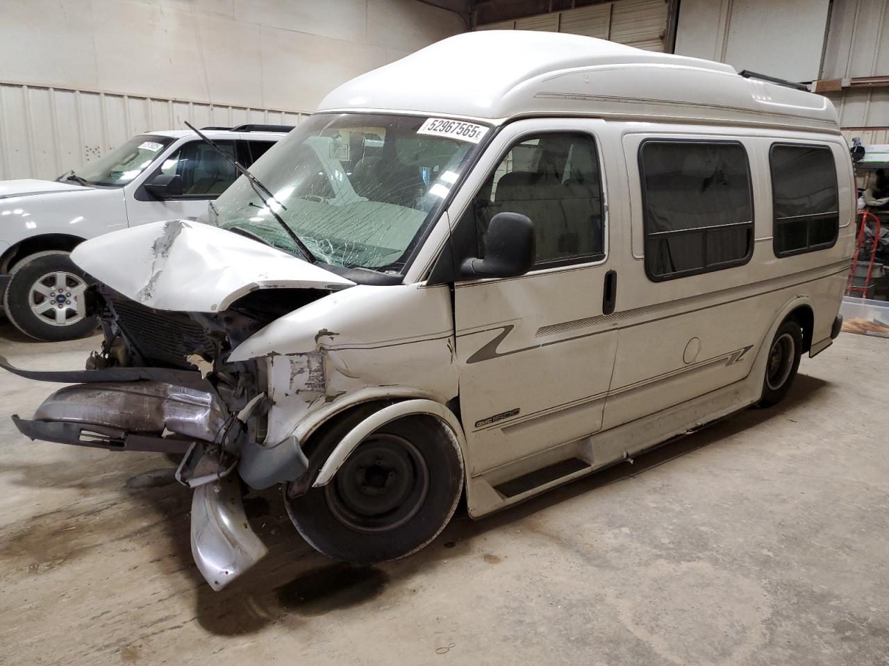 1997 GMC Savana Cargo YF7, VIN 1GDFG15R8V1009027 — Front end