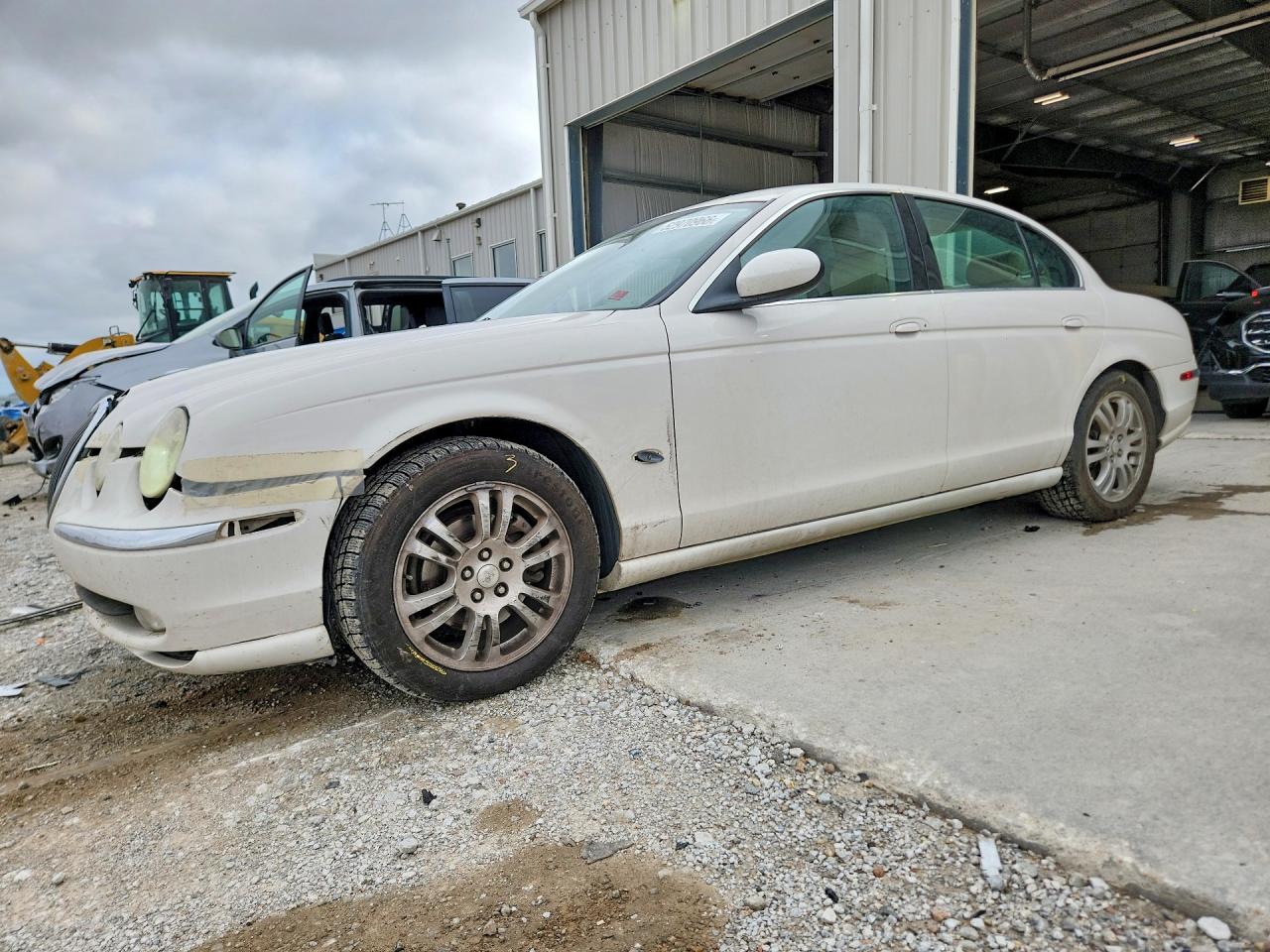 2003 Jaguar S-Type, VIN SAJEA01U03HM52204 — Перед