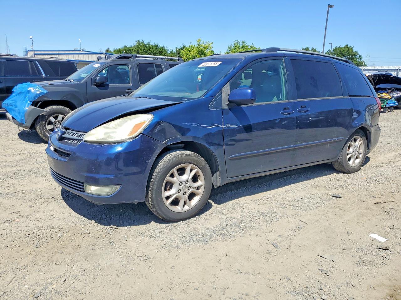 2004 Toyota Sienna XLE Limited, VIN 5TDZA22C84S021138 — Rear end