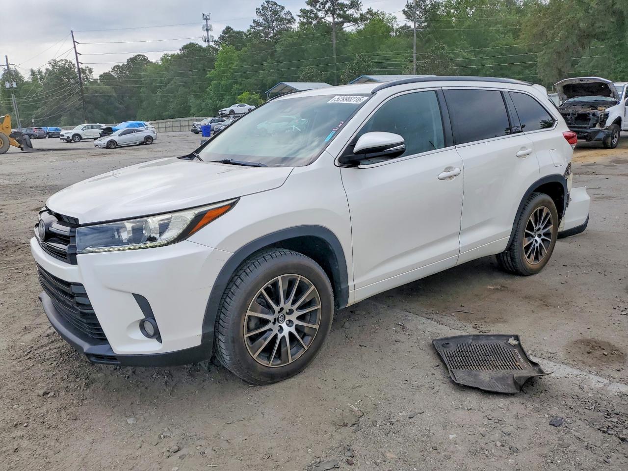 2018 Toyota Highlander SE, VIN 5TDKZRFH6JS549278 — Rear end
