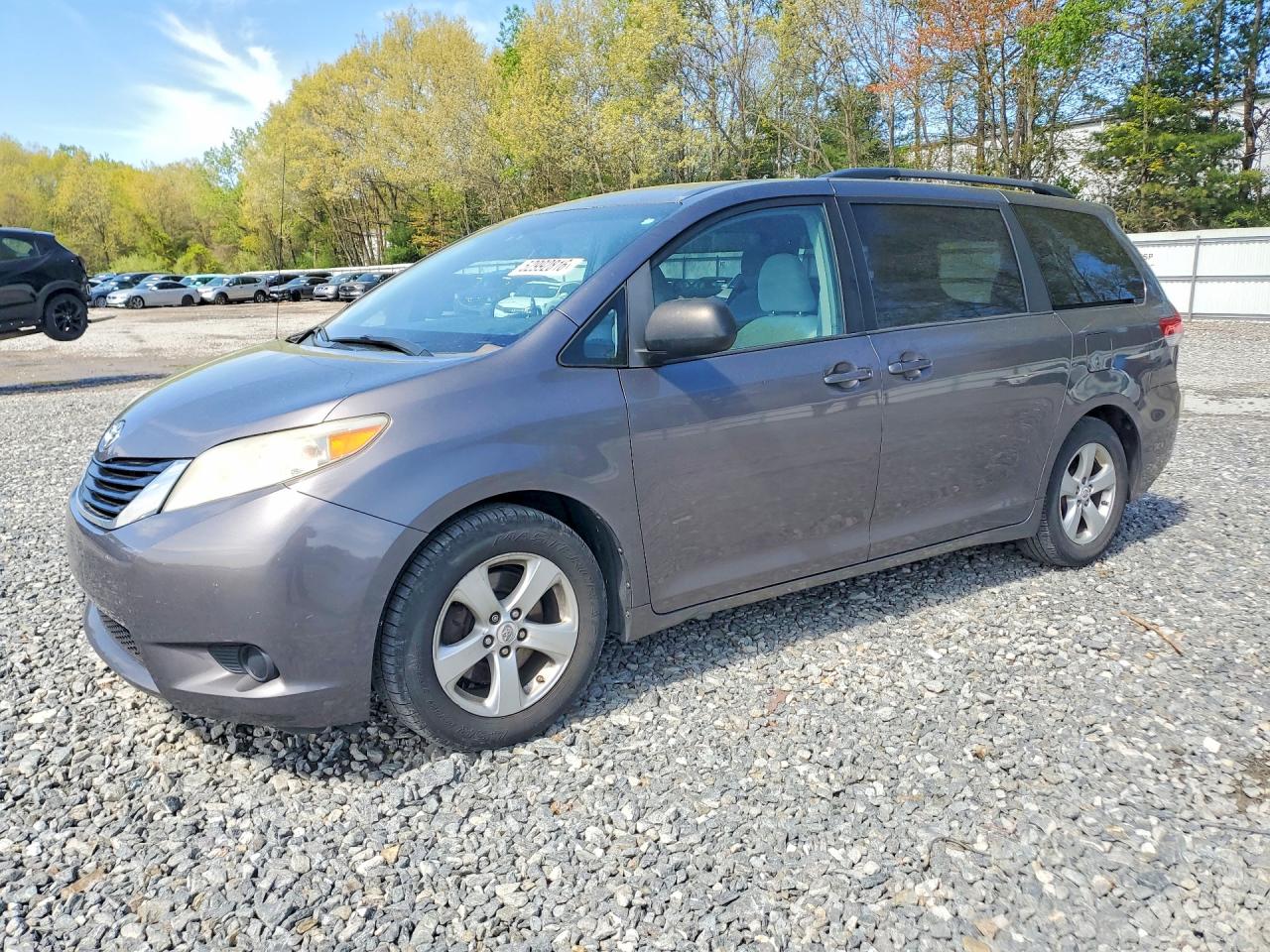 2011 Toyota Sienna LE, VIN 5TDKK3DC0BS112998 — Side