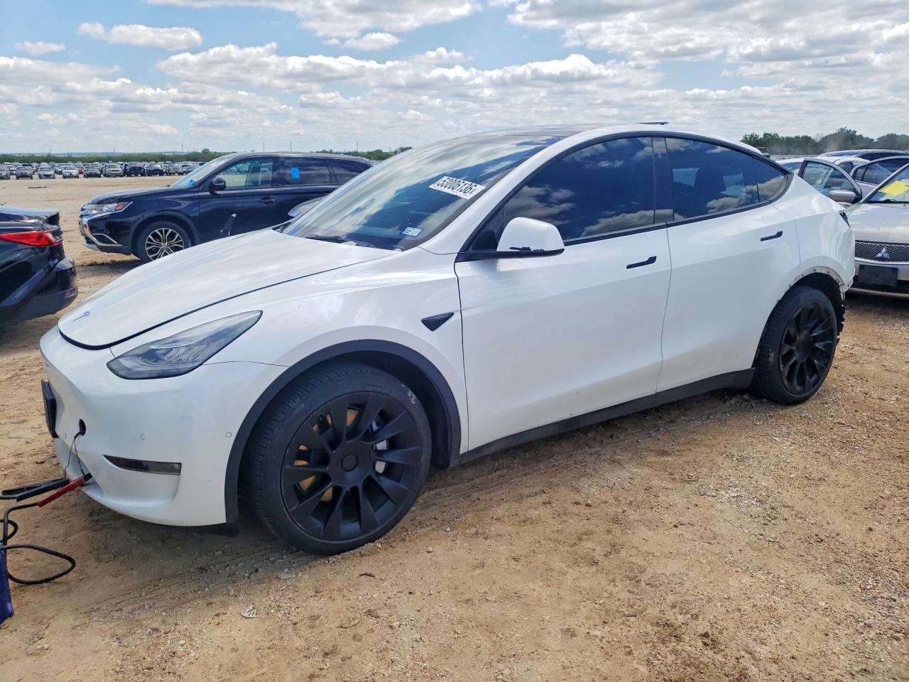 2021 Tesla Model Y Long Range, VIN 5YJYGDEE3MF199305 — Rear end