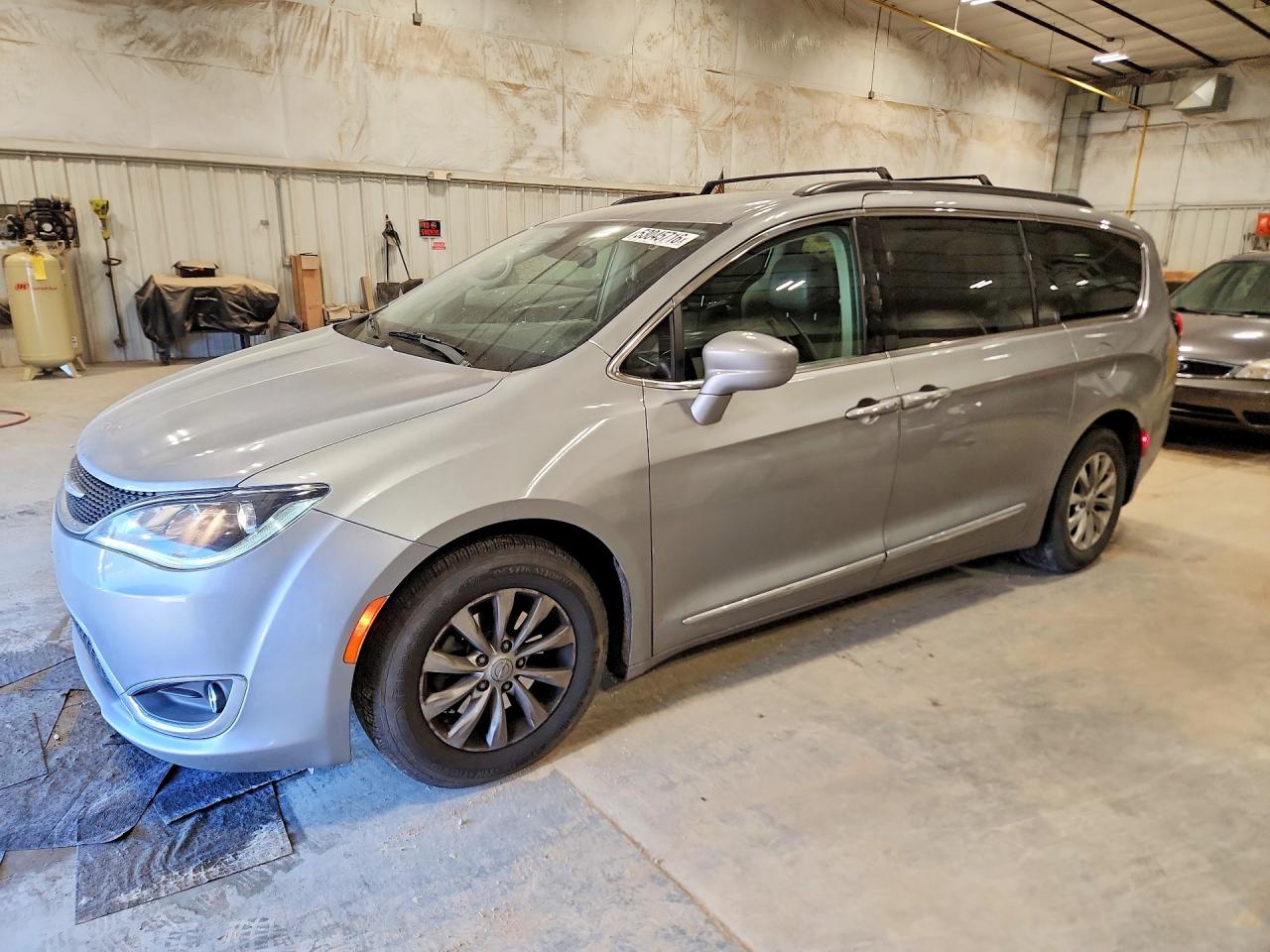 2017 Chrysler Pacifica Touring L, VIN 2C4RC1BG0HR836665 — Мелкие вмятины и царапины