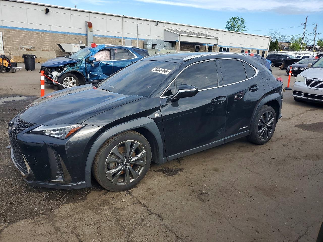 2021 Lexus UX 250h F Sport, VIN JTHE9JBH2M2041257 — Бок