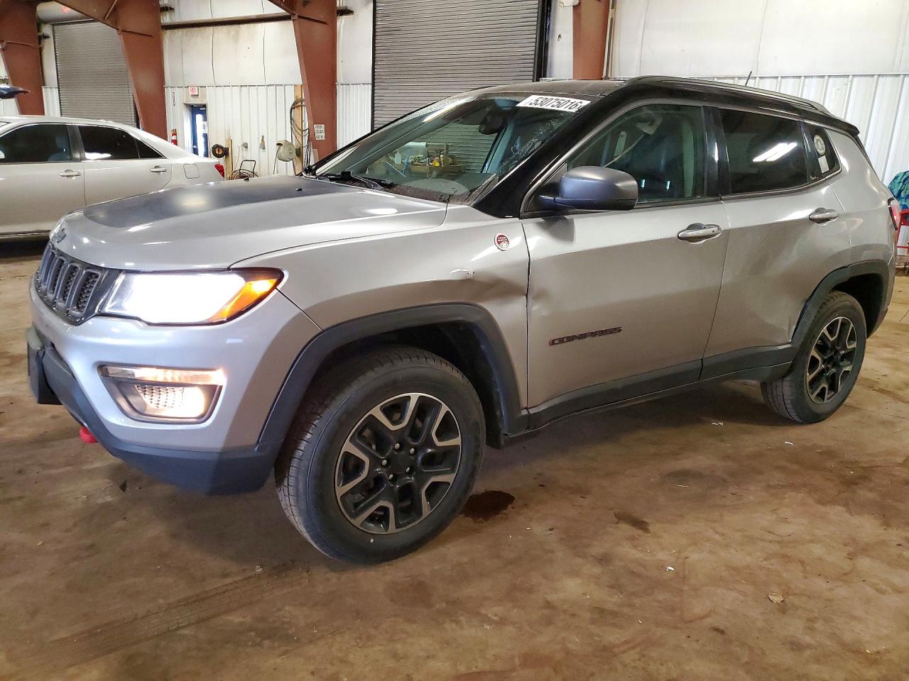 2019 Jeep Compass Trailhawk, VIN 3C4NJDDB0KT668960 — Бок