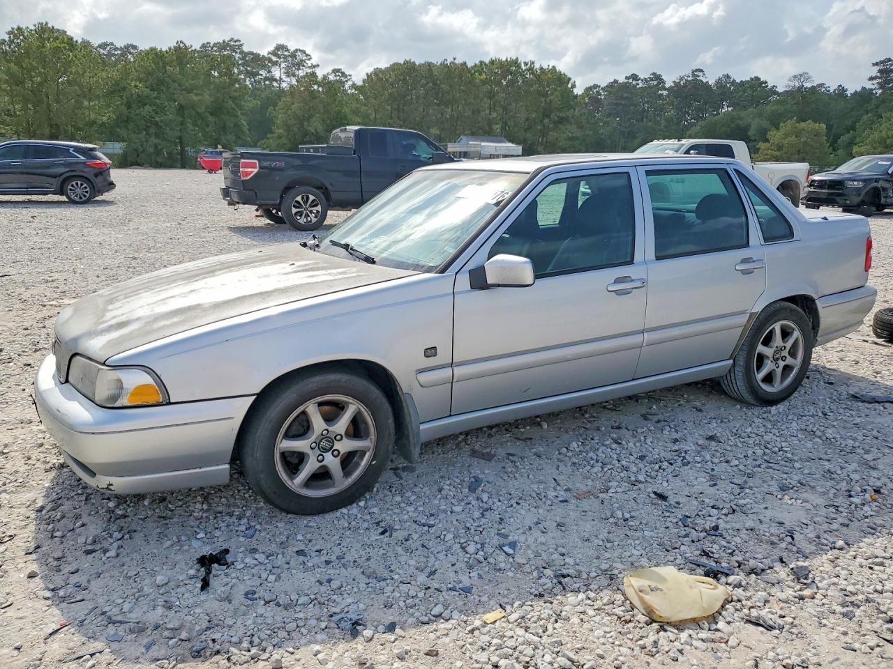 2000 Volvo S70, VIN YV1LS61J9Y2657472 — Side