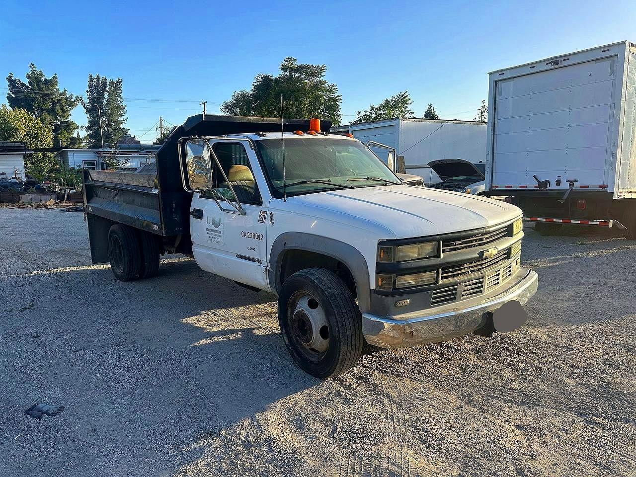 2000 Chevrolet Silverado 3500, VIN 1GBKC34JXYF513130 — Normal wear