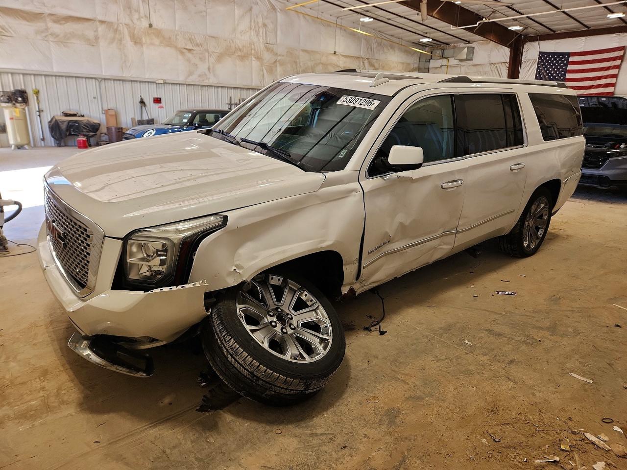 2016 GMC Yukon XL Denali, VIN 1GKS2HKJ4GR156396 — Front end