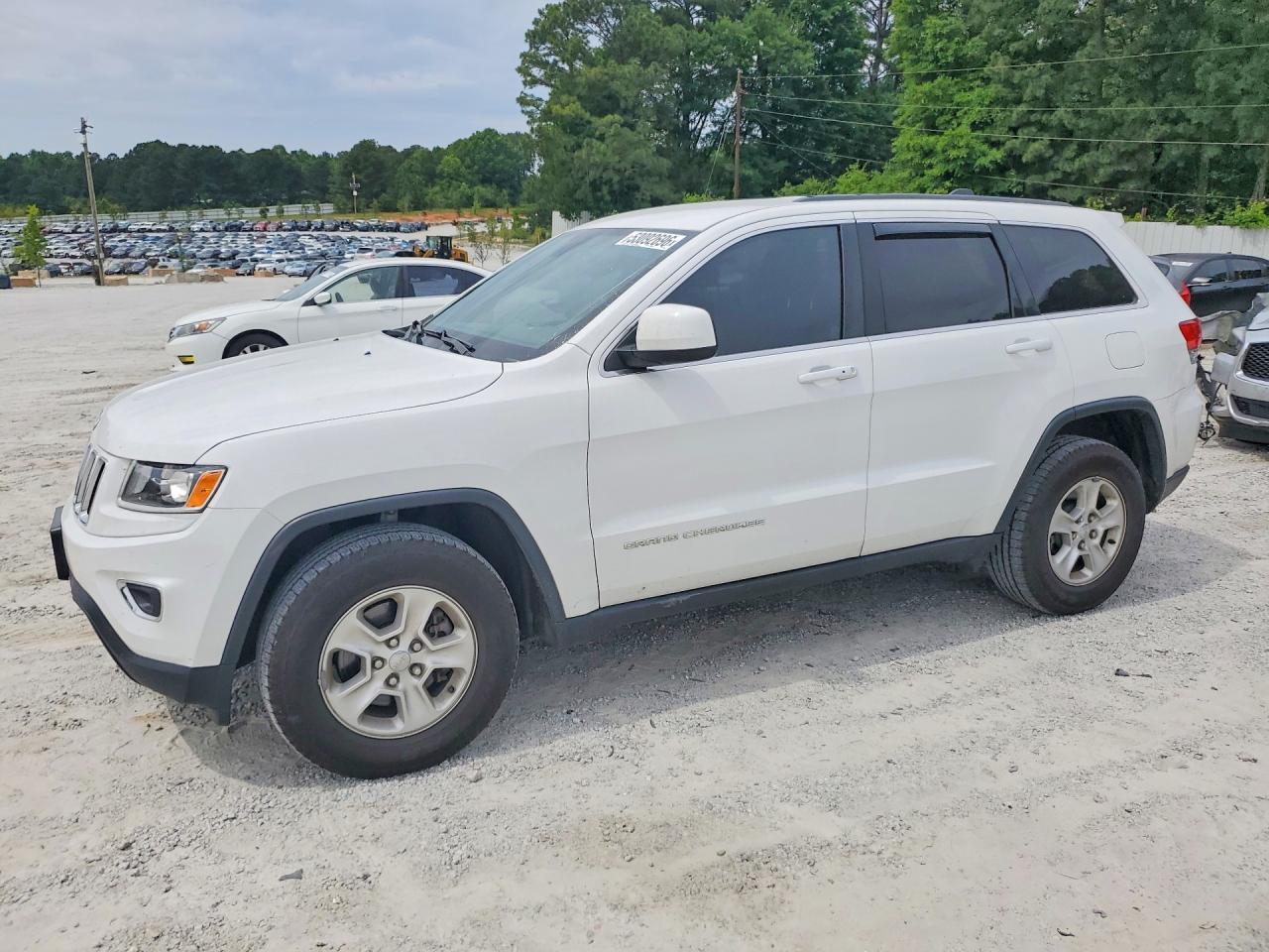 2016 Jeep Grand Cherokee Laredo, VIN 1C4RJFAG9GC324284 — Side
