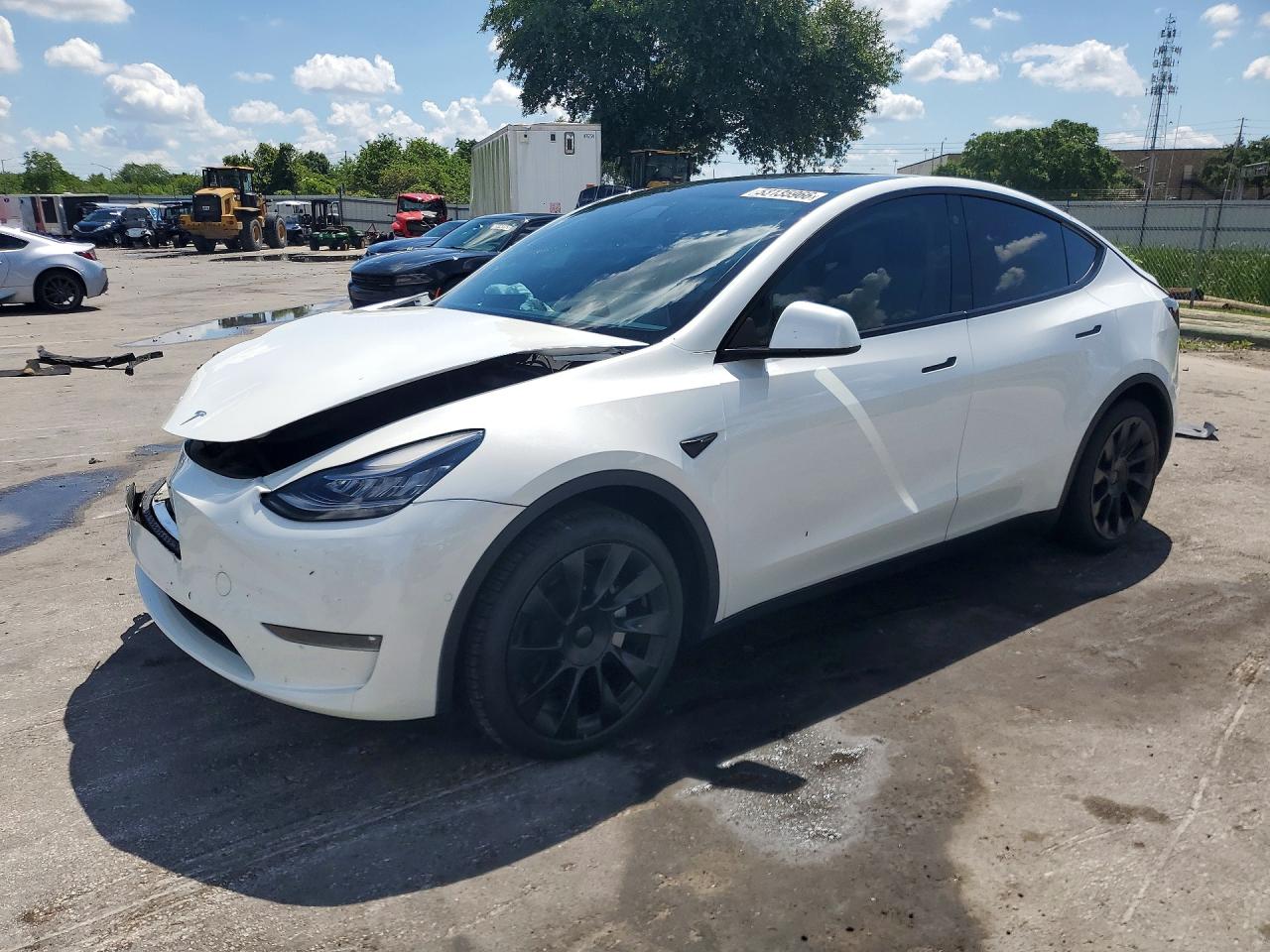 2021 Tesla Model Y Long Range, VIN 5YJYGAEE5MF138021 — Front end