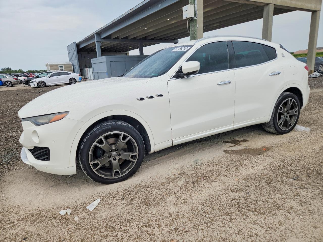 2017 Maserati Levante, VIN ZN661XUL4HX211076 — Пожар в моторном отсеке