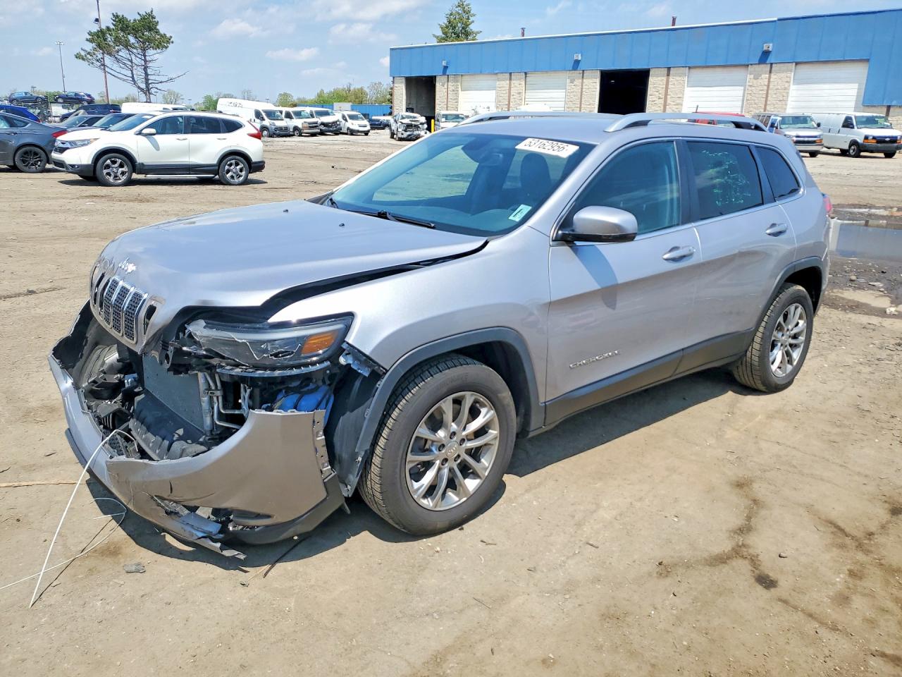 2019 Jeep Cherokee Latitude Plus, VIN 1C4PJLLX1KD290928 — Front end