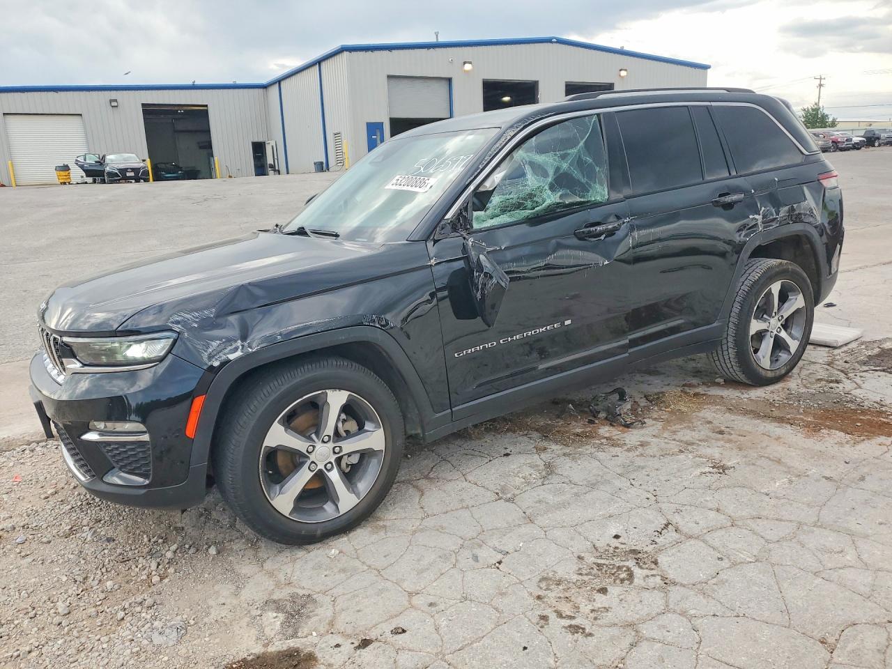 2023 Jeep Grand Cherokee Limited, VIN 1C4RJHBG6PC506597 — Side