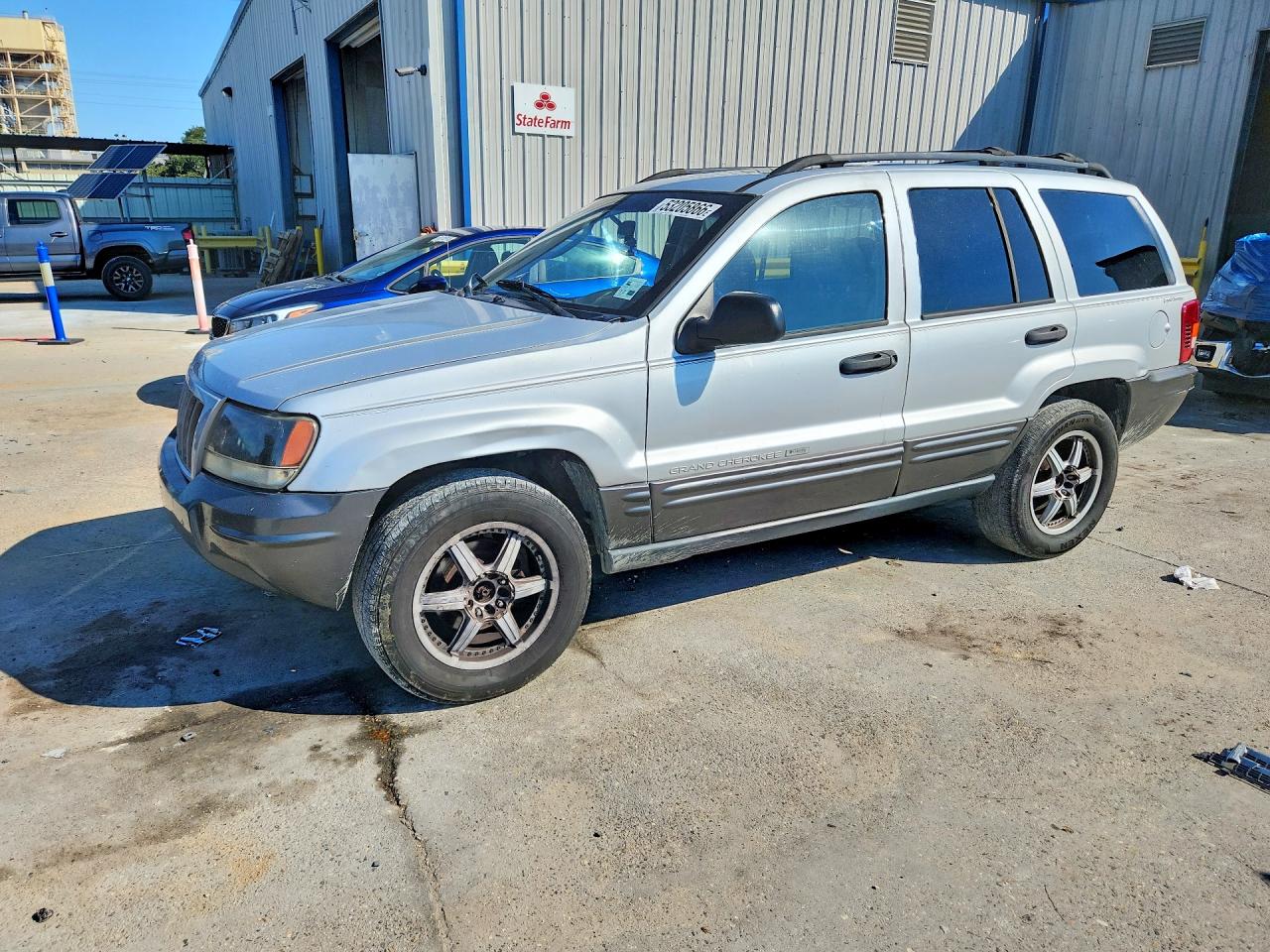 2004 Jeep Grand Cherokee Laredo, VIN 1J4GX48S84C281616 — Front end
