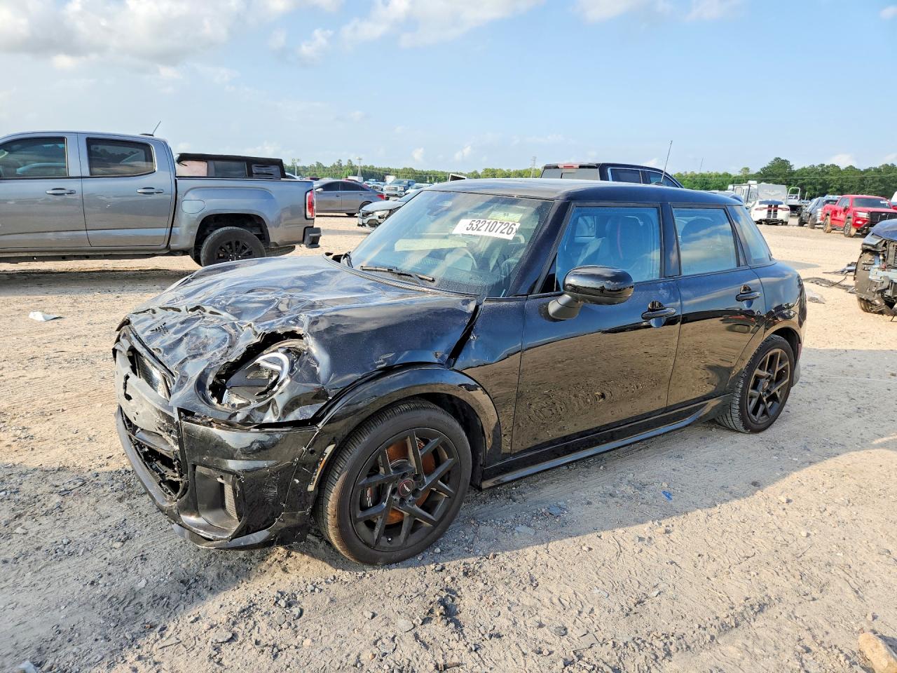 2025 MINI Hardtop 4 Door Cooper S, VIN WMW53GD04S2W65276 — Перед