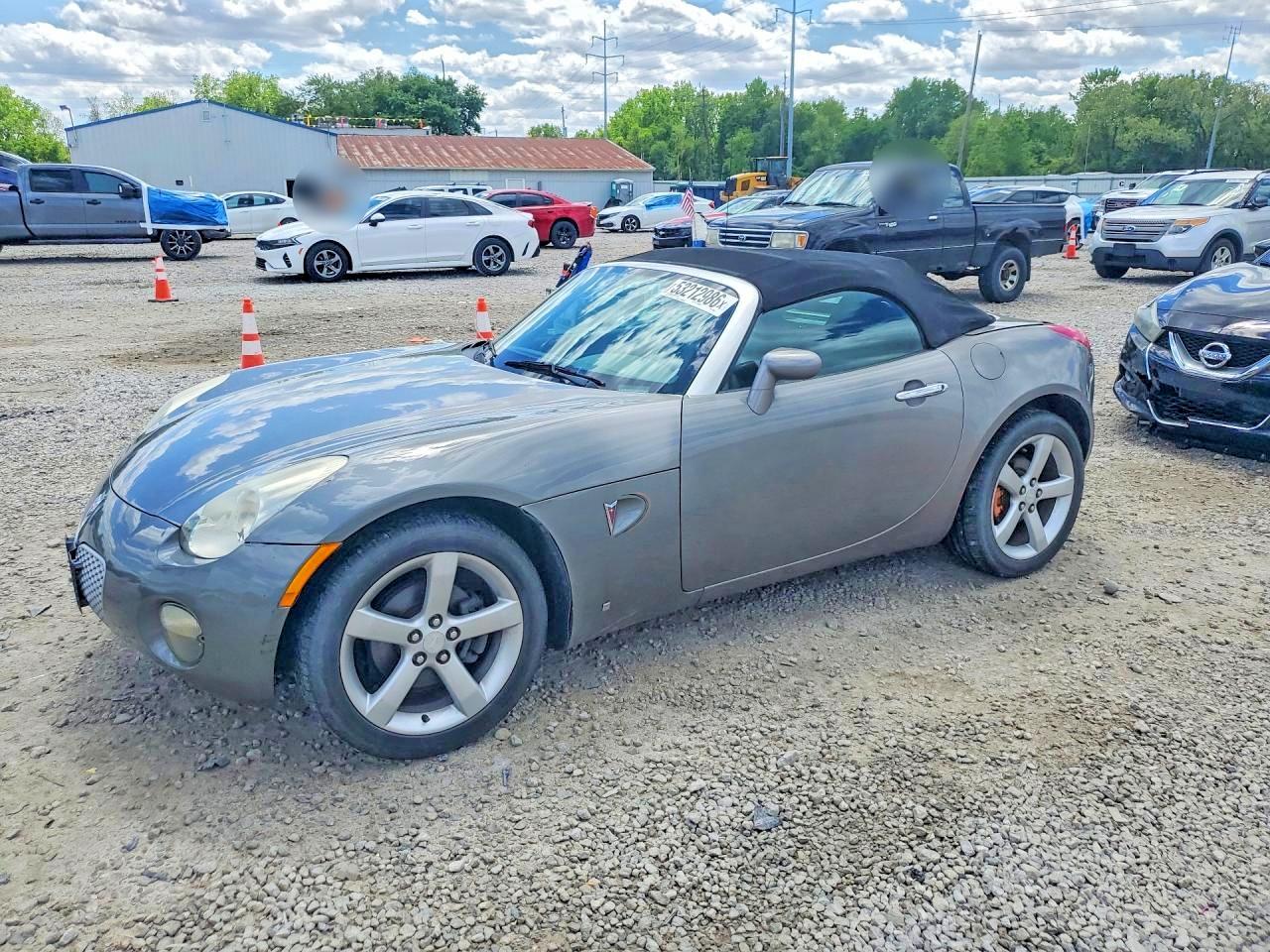 2006 Pontiac Solstice, VIN 1G2MB33B06Y104268 — Side