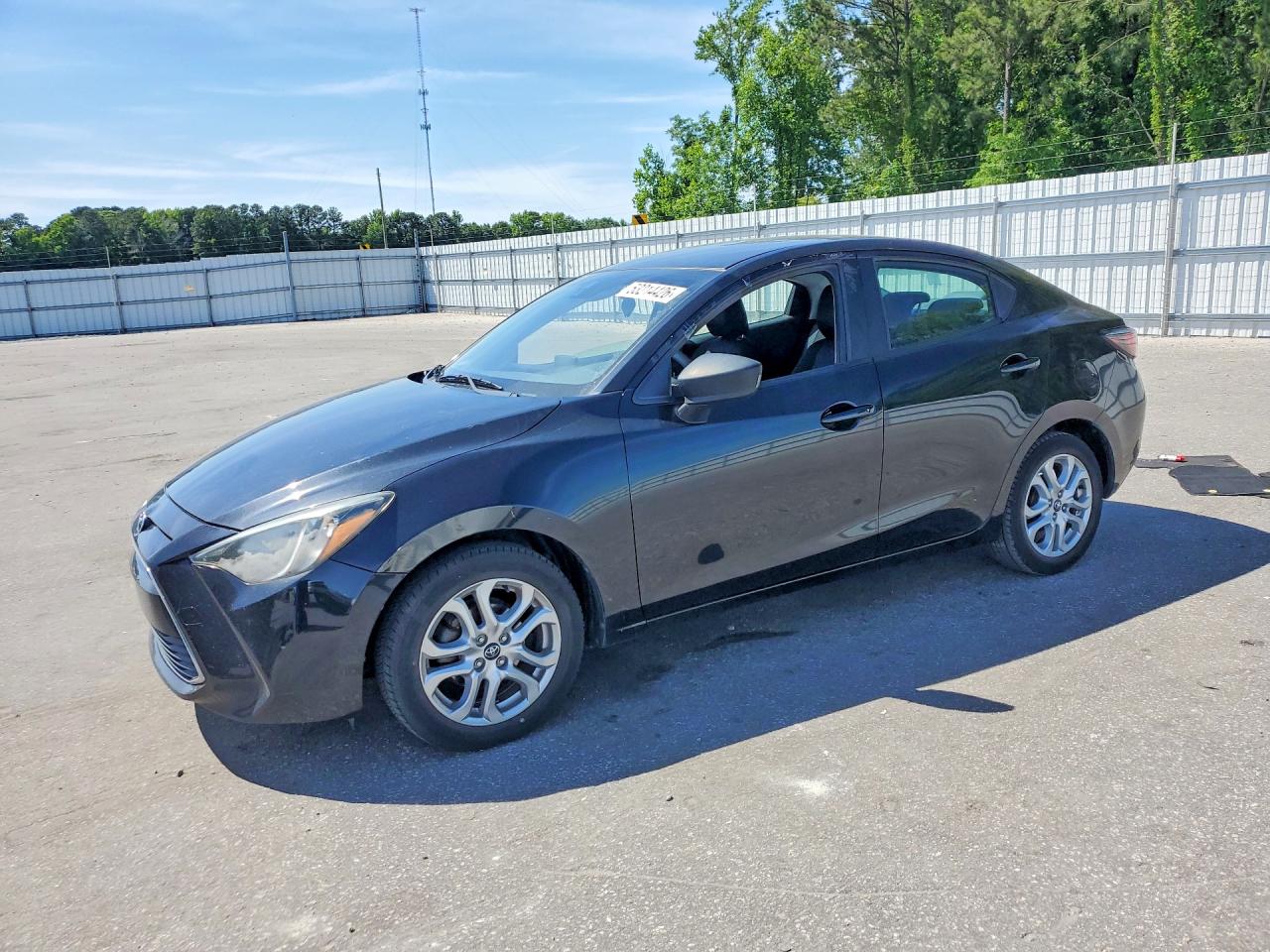 2017 Toyota Yaris, VIN 3MYDLBYV5HY163492 — Бок