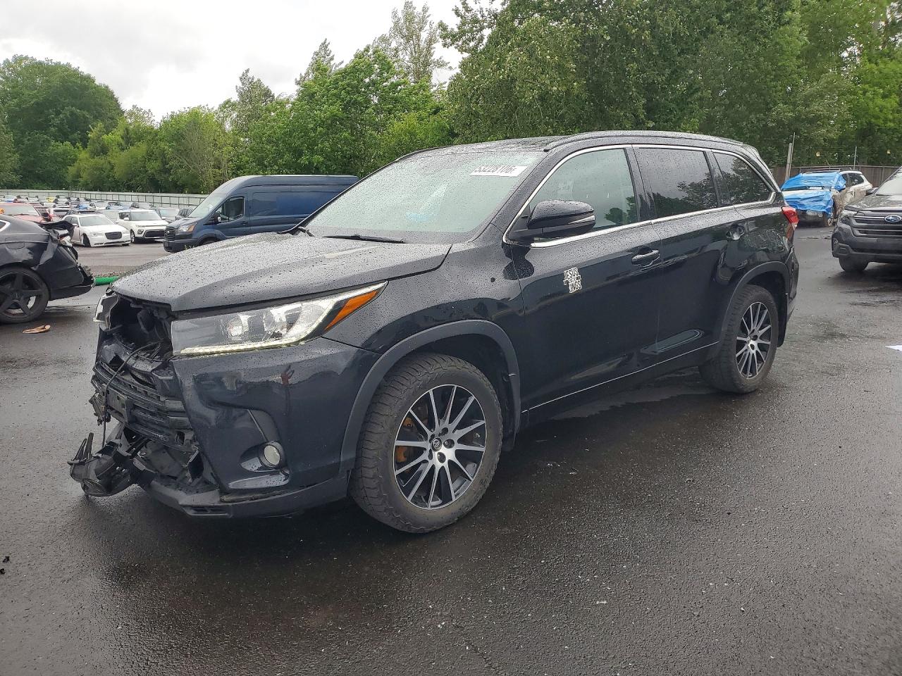 2017 Toyota Highlander SE, VIN 5TDJZRFH8HS406533 — Front end