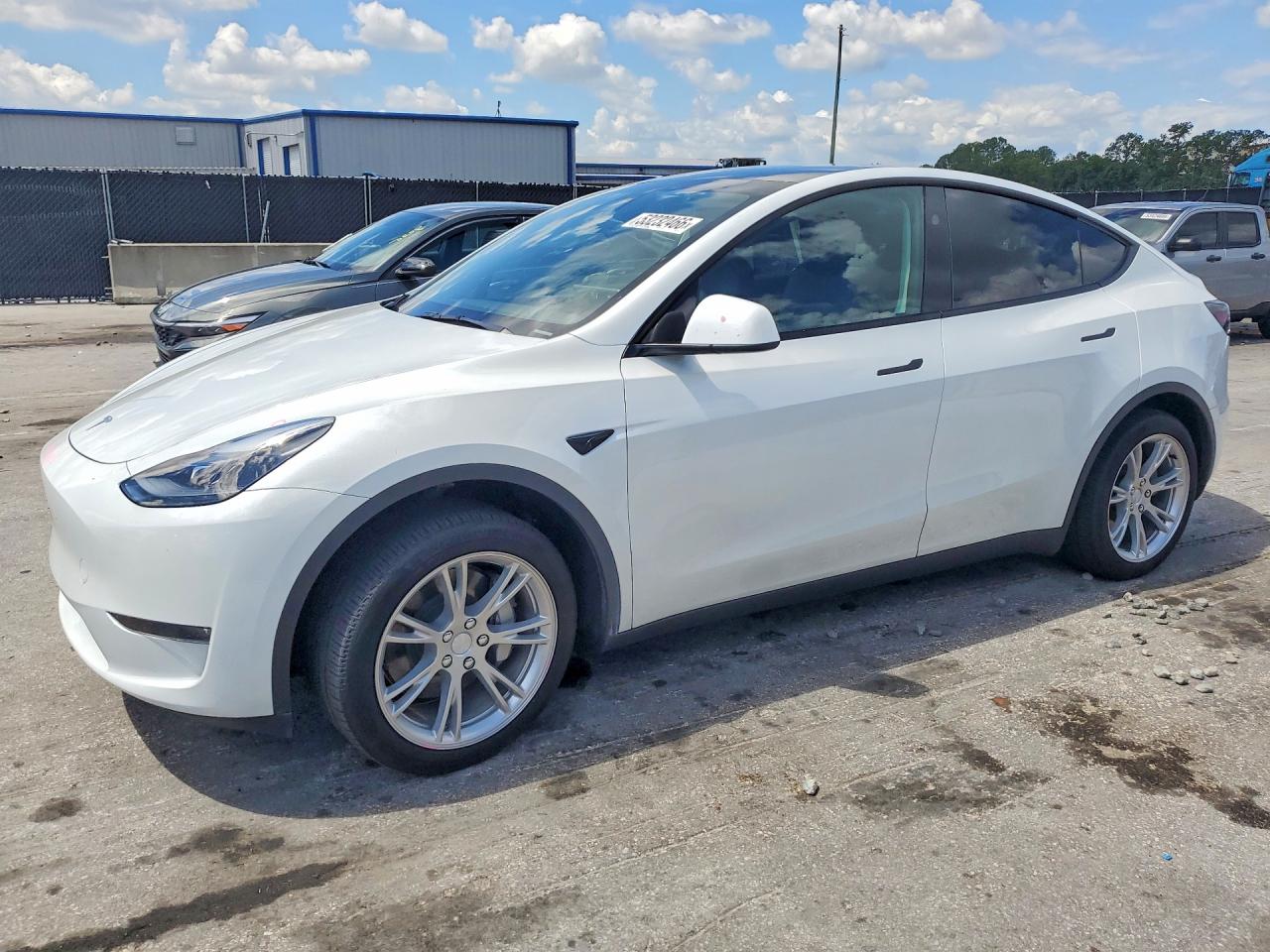 2024 Tesla Model Y Long Range, VIN 7SAYGDEE4RA257574 — Бок