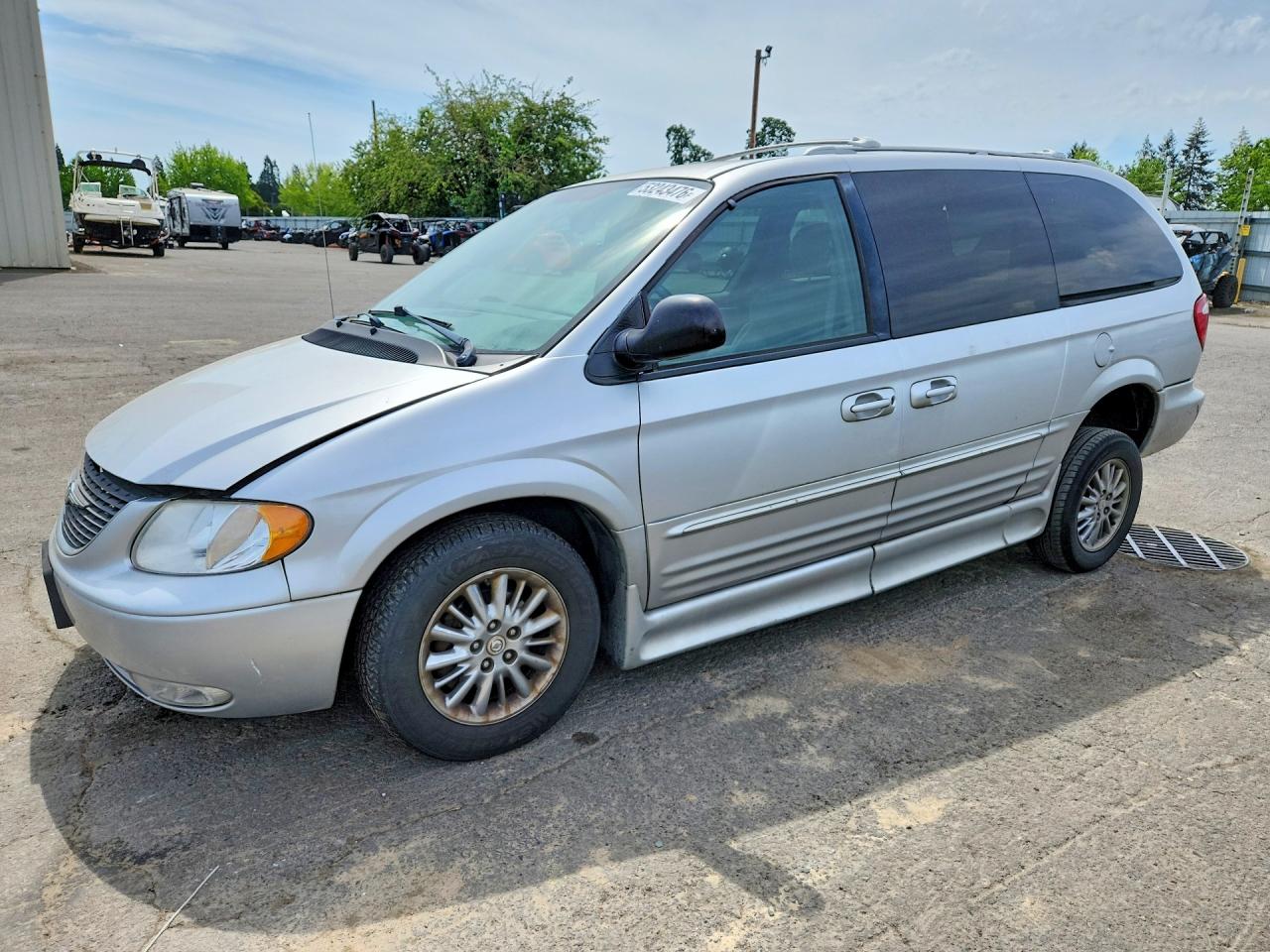 2004 Chrysler Town & Country Limited, VIN 2C8GP64L54R618619 — Перед