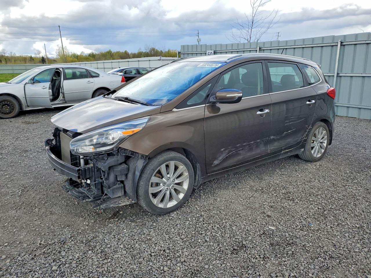 2014 Kia Rondo EX, VIN KNAHU8A32E7008868 — Front end