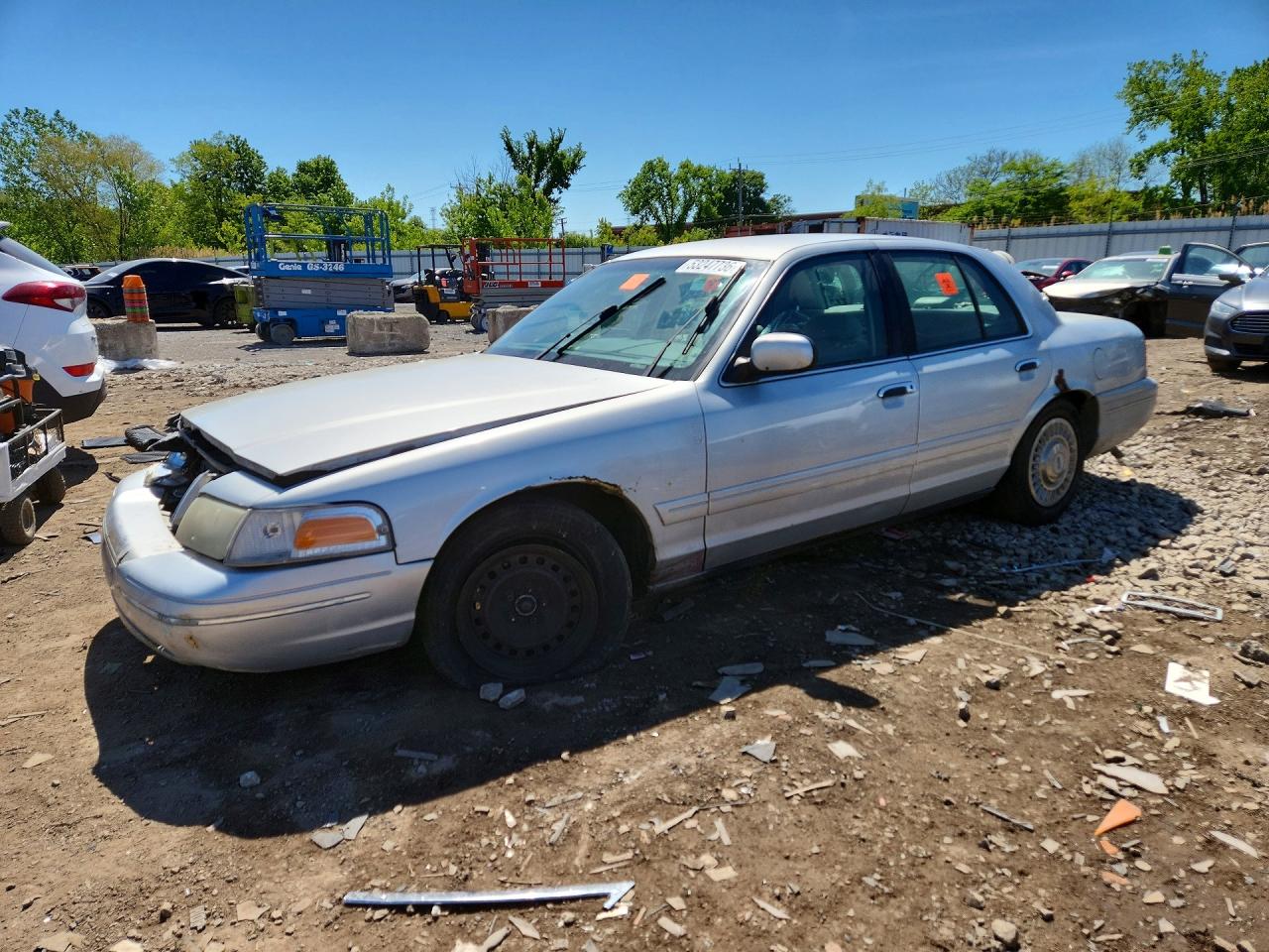 2001 Ford Crown Victoria Police Interceptor, VIN 2FAFP71W51X197399 — Front end