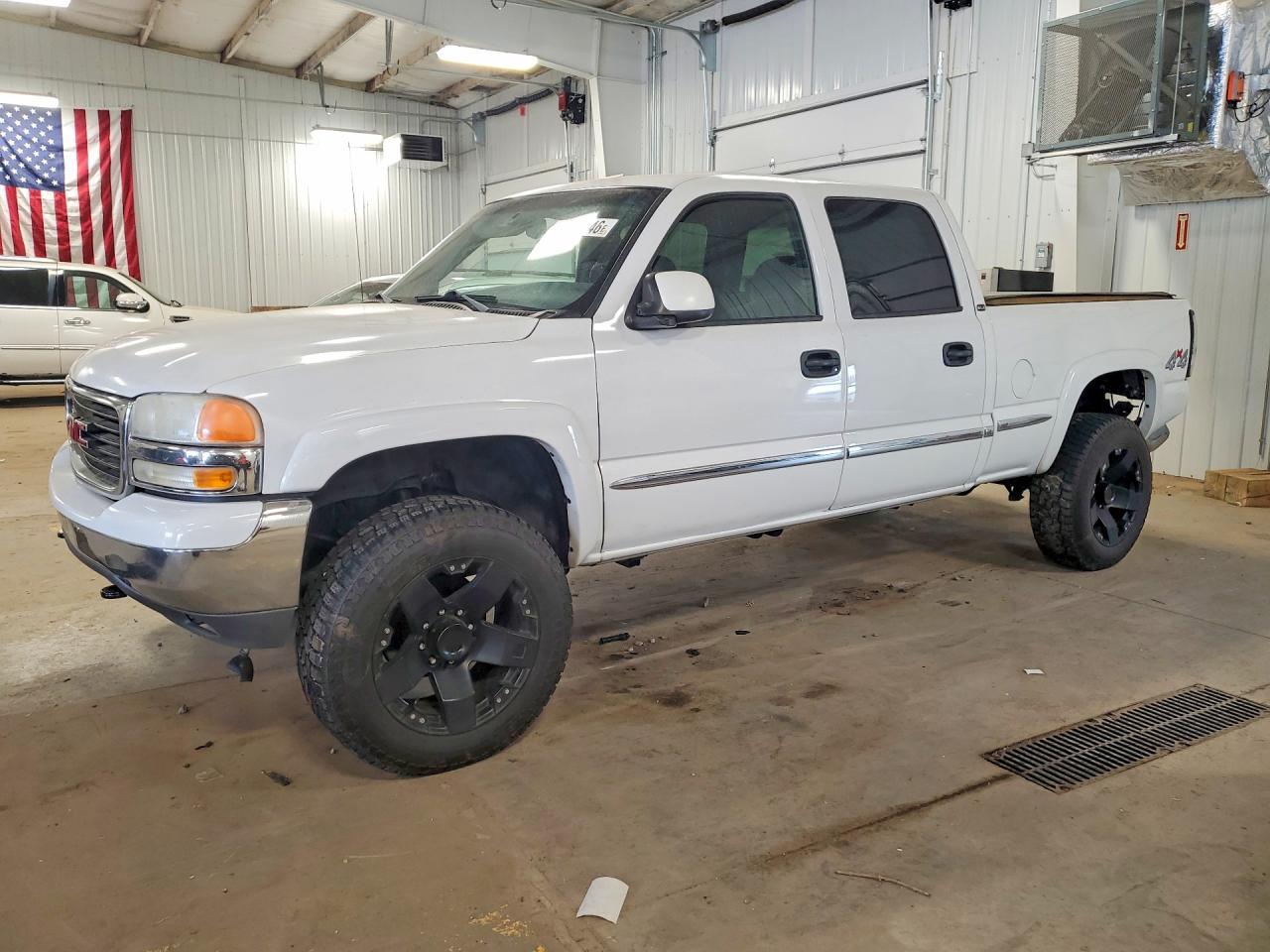 2002 GMC Sierra 1500HD SLE, VIN 1GTGK13UX2F130204 — Rear end