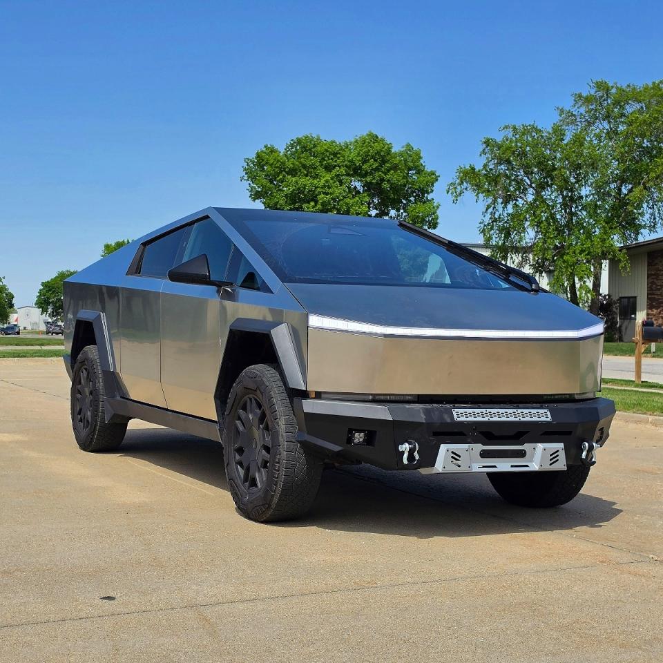 2024 Tesla Cybertruck, VIN 7G2CEHED1RA026043 — Minor dents and scratches