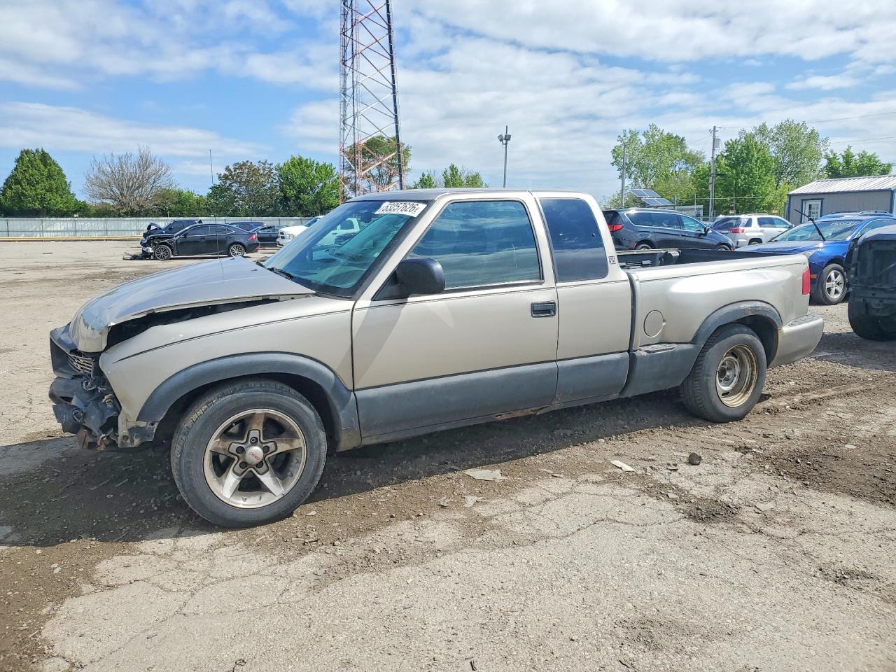 2002 GMC Sonoma SLS, VIN 1GTCS19W128215427 — Front end