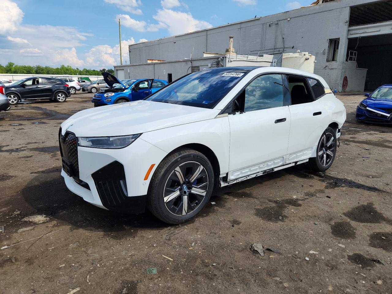 2024 BMW iX xDrive50, VIN WB523CF0XRCN55473 — Бок