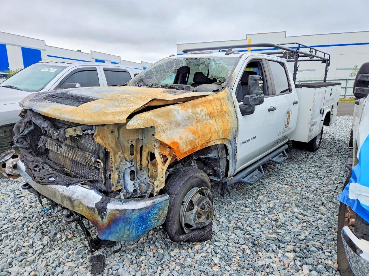 2021 Chevrolet Silverado 3500HD Work Truck, VIN 1GB4YSEY6MF242545 — Engine fire