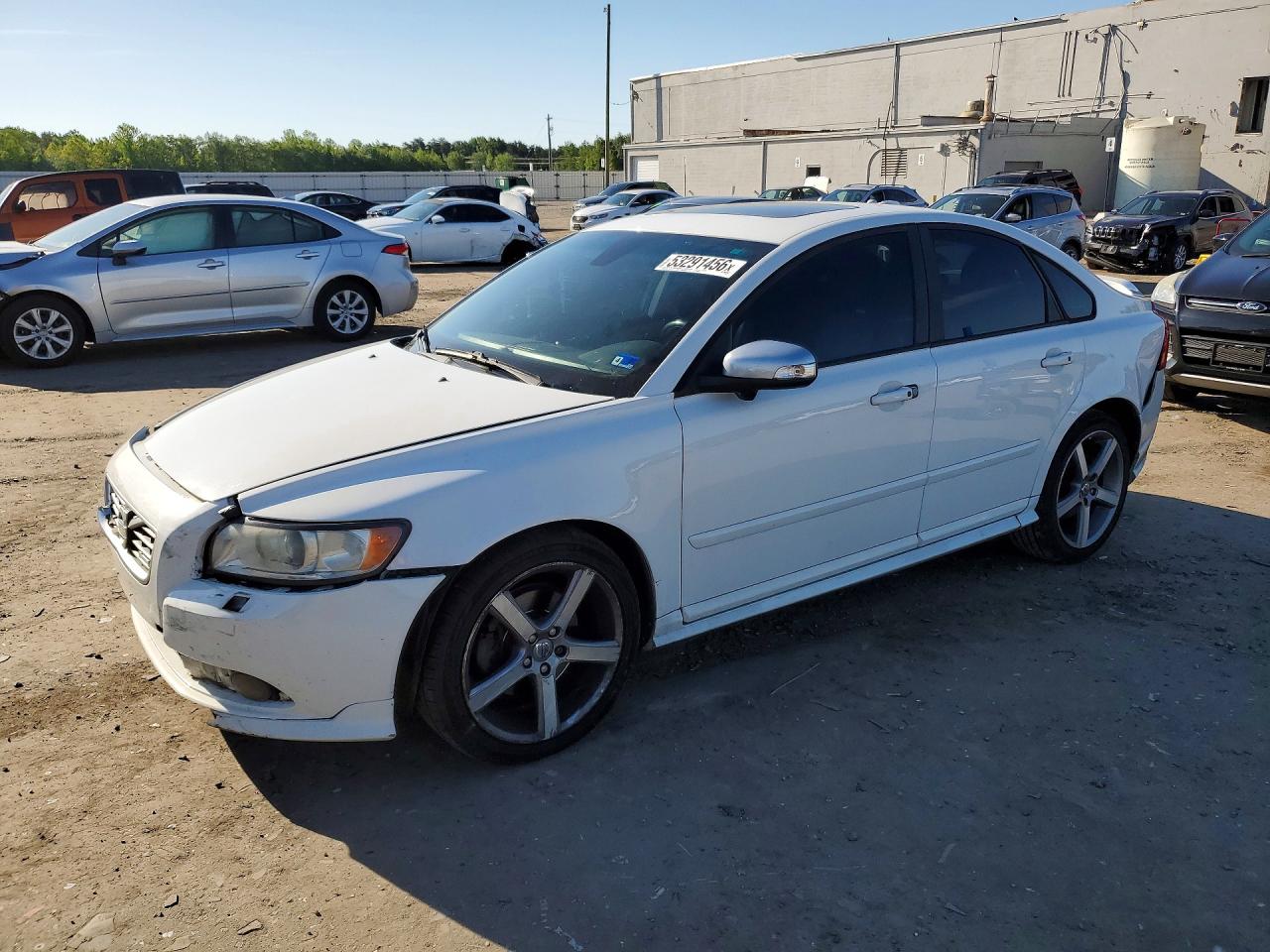 2011 Volvo S40, VIN YV1672MS6B2540063 — Перед